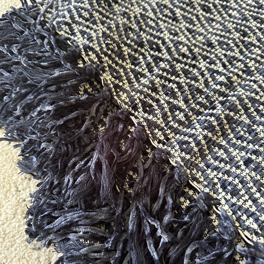 Blue and white printed fringe throw blanket - Picture 4 of 5